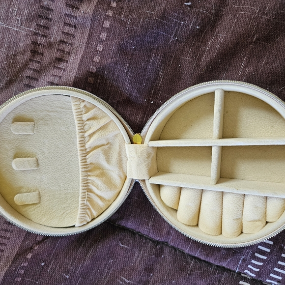 Cream Jewelry Travel Case - Picture 1 of 5